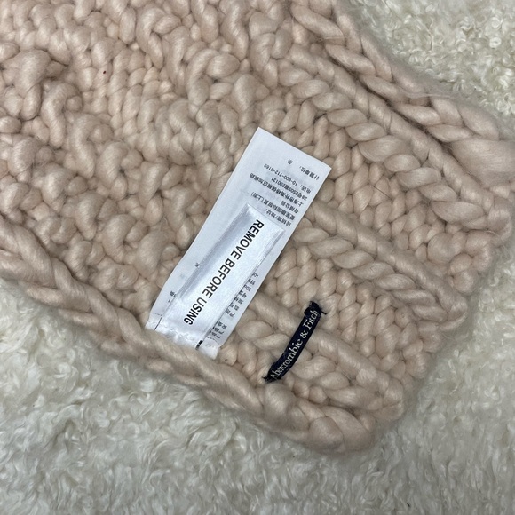 NWOT A&F Large Cable Knit Scarf - Picture 3 of 4